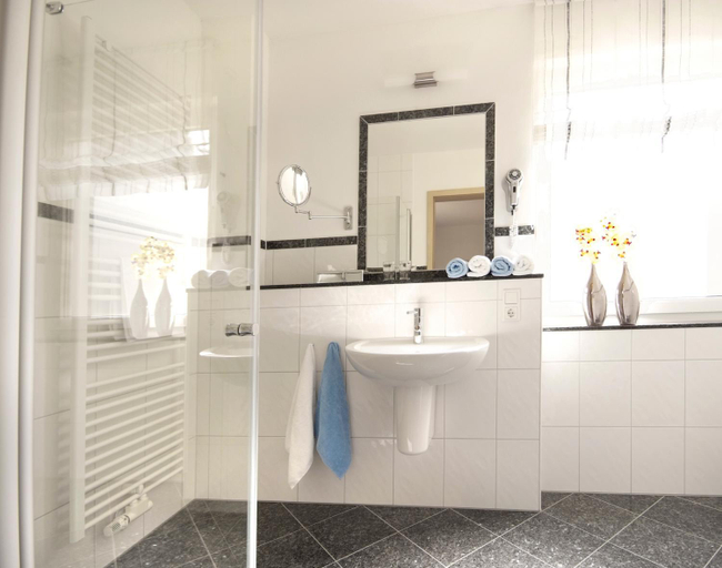 Bathroom 3, Hotel & Ferienappartements Edelweiss, Waldeck-Frankenberg