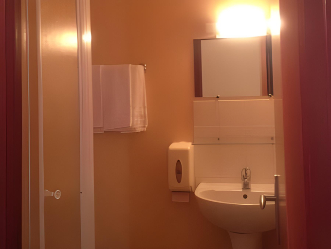 Bathroom, Hotel Des Lices - Angers, Maine-et-Loire