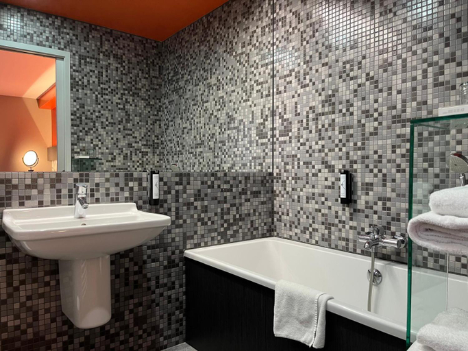 Bathroom 4, HOTEL & SPA Le Renard Centre, Marne