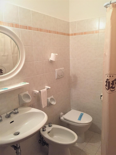 Bathroom 2, Hotel Fabiola, Teramo