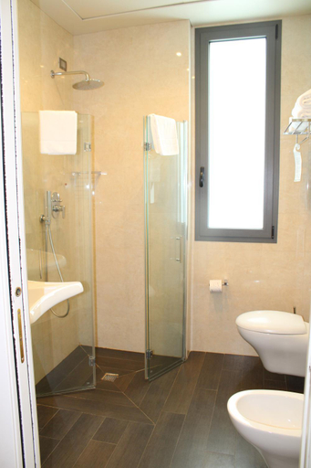Bathroom 4, Hotel Esplanade, Lucca