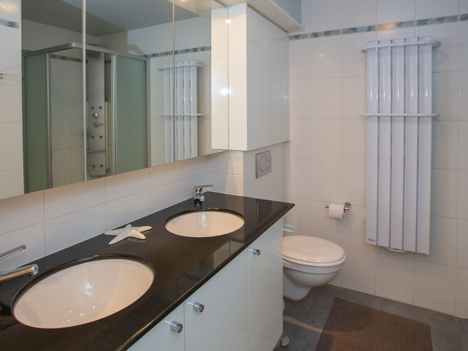 Others 3, Stylish Stay w Sea Views, West-Vlaanderen