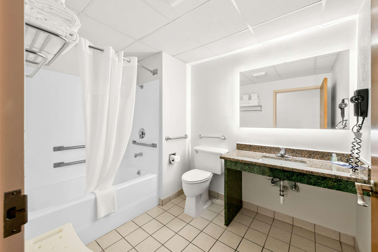 Bathroom 4, Clarion Inn Branson, Taney