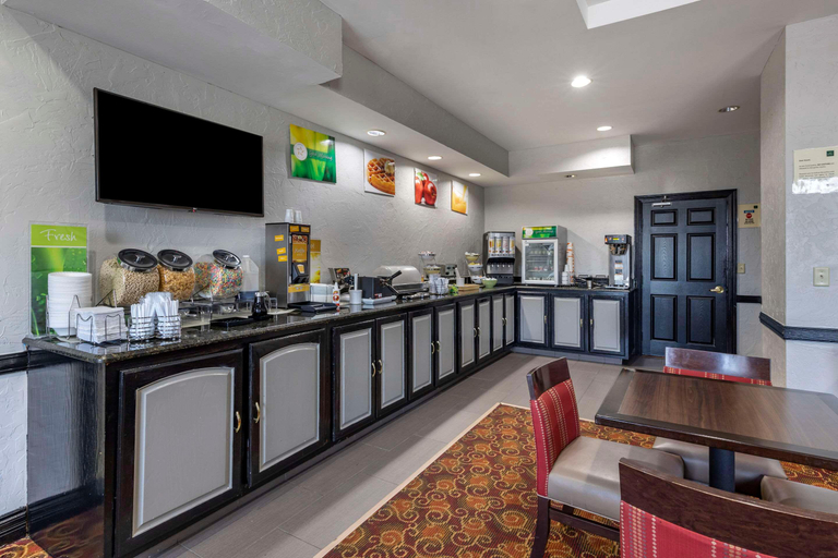 Food & Drinks 5, Quality Inn & Suites I-35 E/Walnut Hill, Dallas