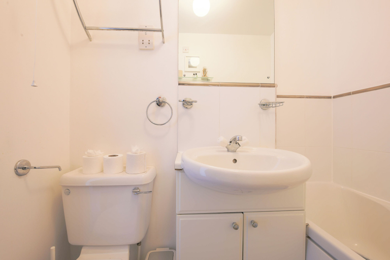 Bathroom 2, 2 Bed Apartment Overlooking Water, Cardiff