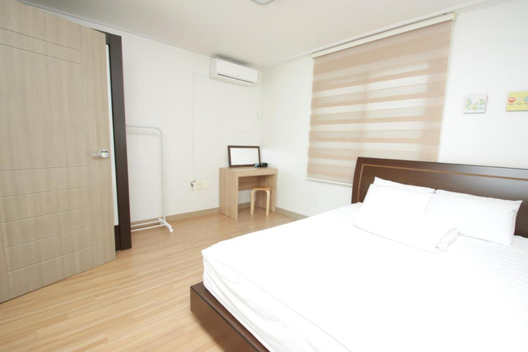 Bedroom 2, Jeju Soranghozen Pension, Seogwipo