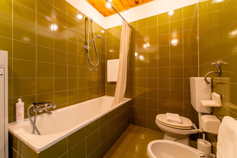 Bathroom 4, A due passi dal Belvedere by Wonderful Italy, Como