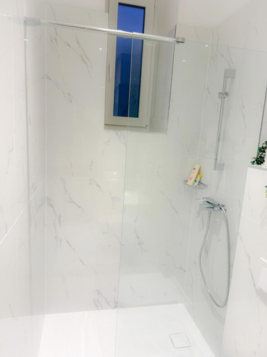 Shower, Apartman No. 3, Zagreb