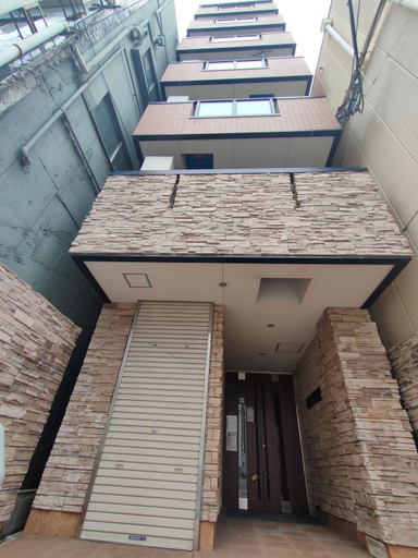Exterior & Views