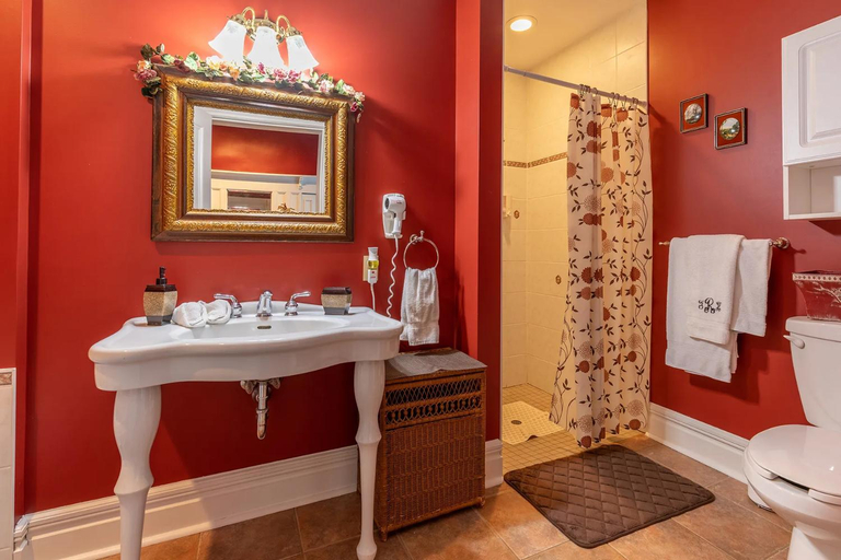 Bathroom 2, Fitzroy Hall, Queens