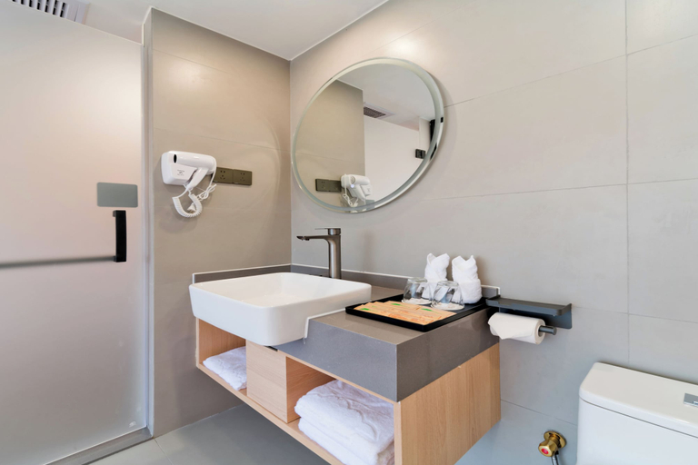 Bathroom 3, Yangshuo Mountain and City Resort, Guilin