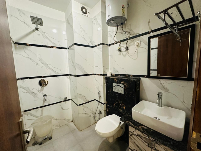 Bathroom 4, HOTEL THE CLARK, Delhi
