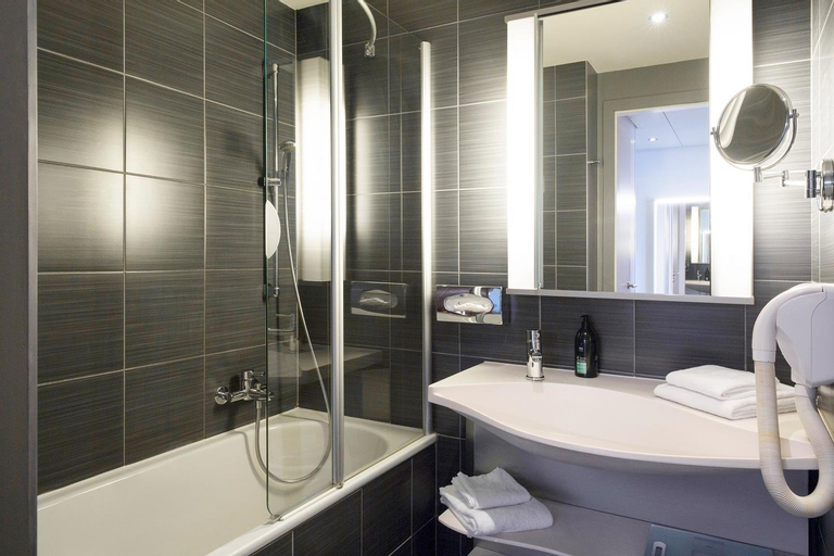 Bathroom 10