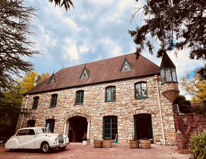 Exterior & Views