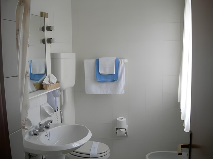 Bathroom 3, Albergo Centrale, Verona