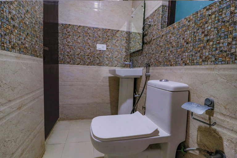 Bathroom 4, Hotel Dolphin Near IGI Airport, Delhi