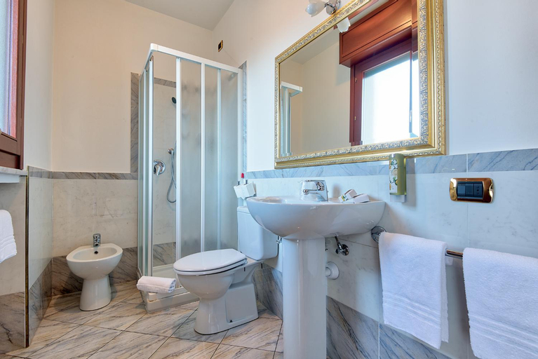 Bathroom 10