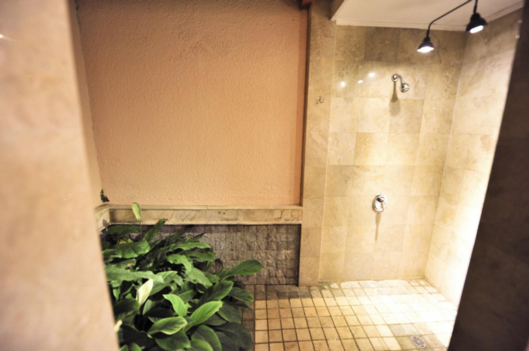 Bathroom 10