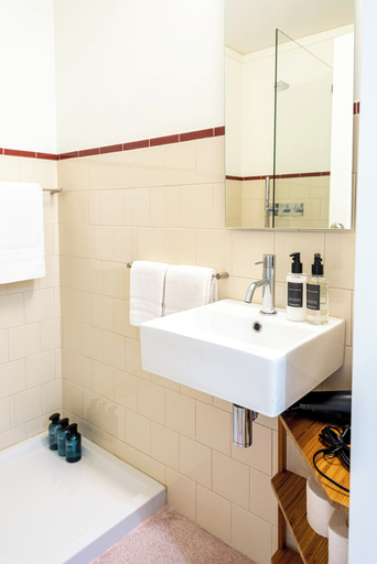 Bathroom, Acm031 Gallery 92 2BD Duplex +balcony, Porto