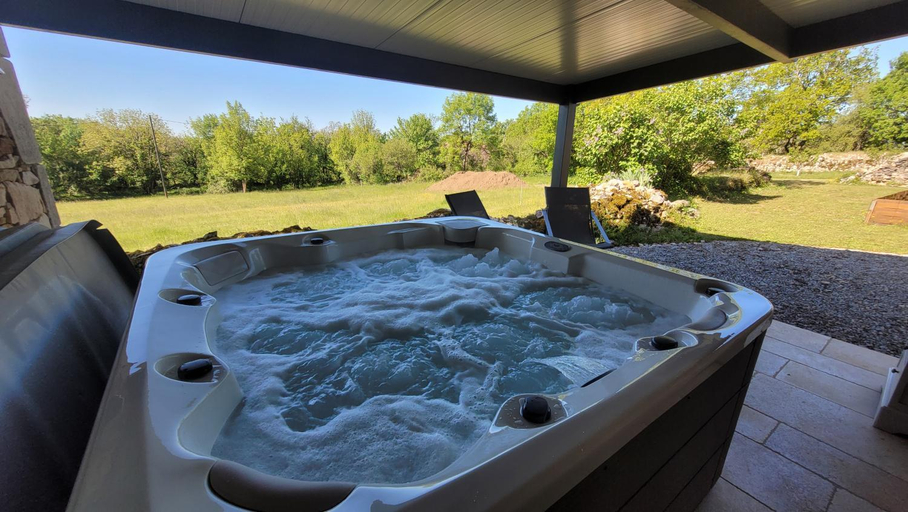Bathroom, Les Enclos Secrets, Lot