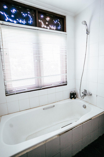 Bathroom 11