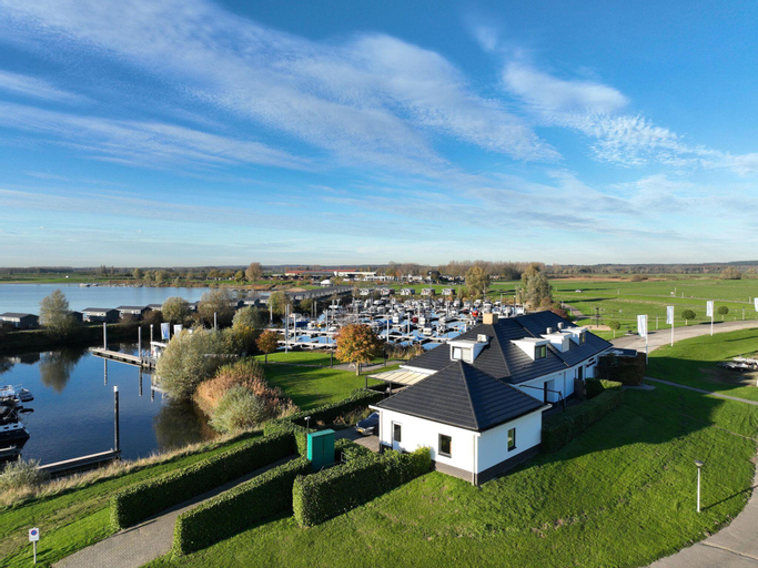 Atmospheric house with play space, at the harbor, Buren