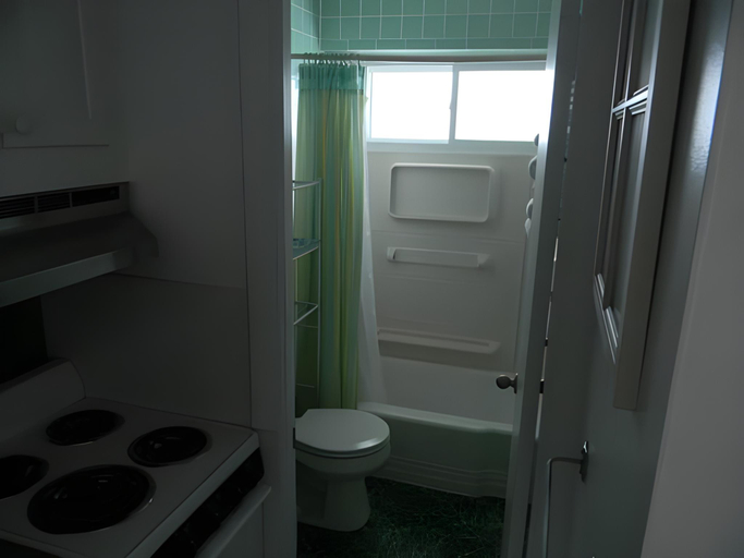 Bathroom, The Garlands Motel, Barnstable