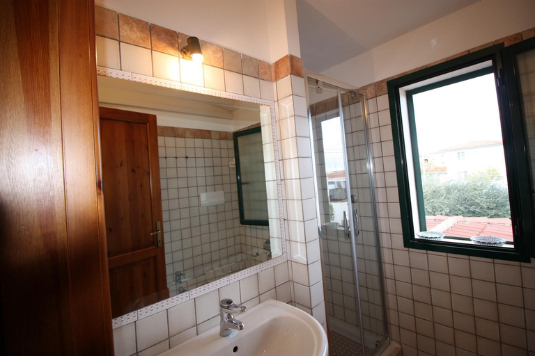 Bathroom 3, Orthilippa, Nuoro
