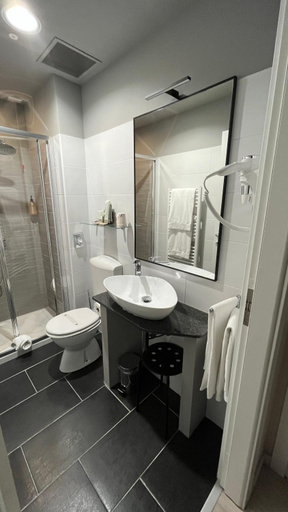Bathroom 2, Borgo Yporegia, Torino