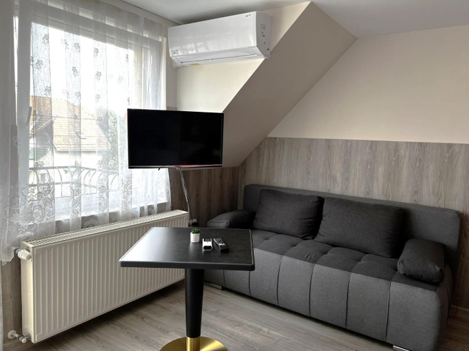 Others 3, Apartment Revesz, Siklósi