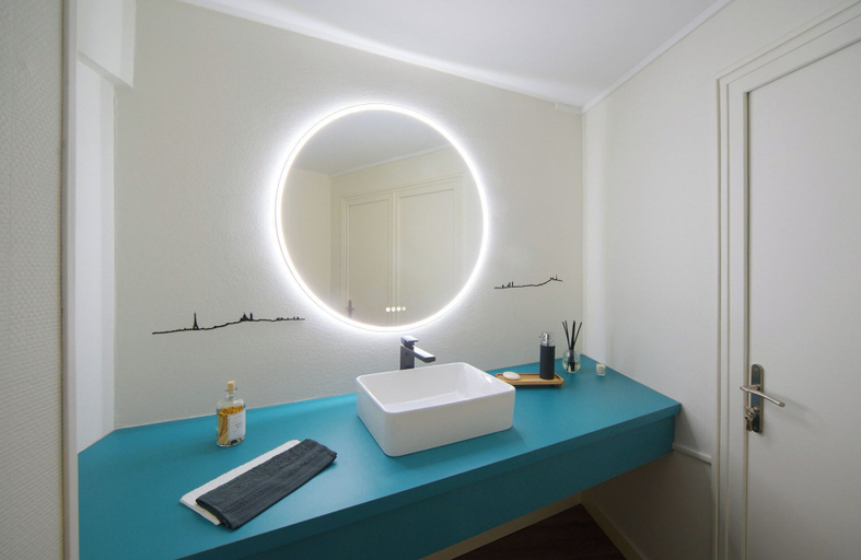 Bathroom 3, Le Clos Mouron, Saône-et-Loire