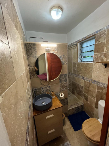 Bathroom 5, Case papangue, Saint-Paul