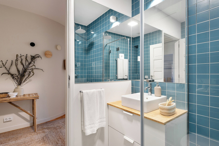 Bathroom 2, Breinr · Trendy and Spacious 3BR Family Home, Porto