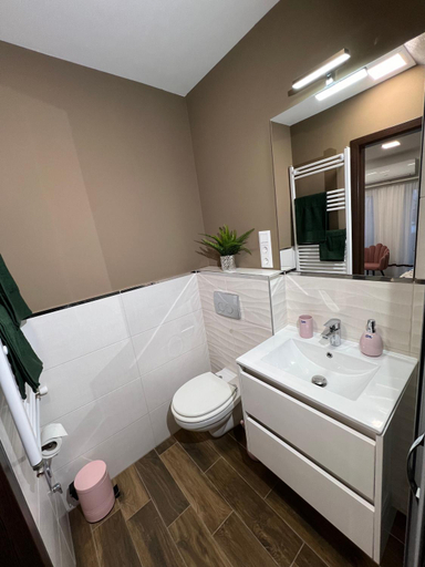 Bathroom 3, True Gem at the Airport by NW Apartments, Budapesti