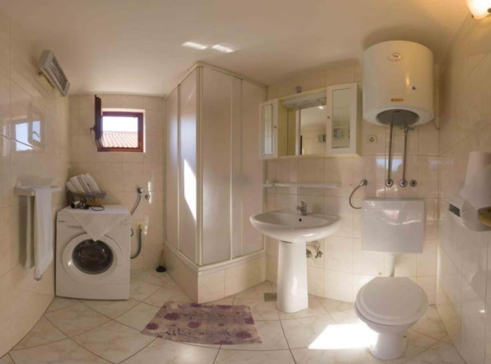 Bathroom, Apartments Jukica, Vis