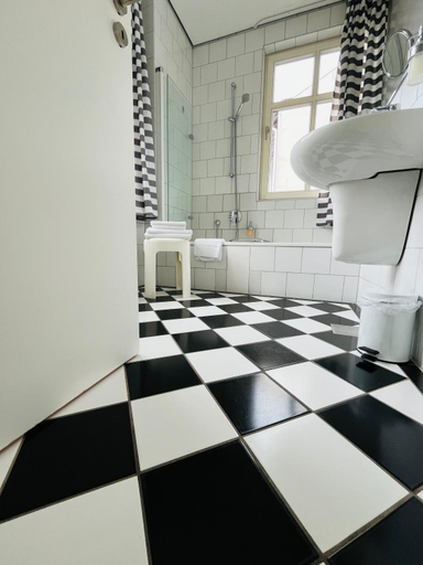 Bathroom 4, Breuer's Rüdesheimer Schloss, Rheingau-Taunus-Kreis