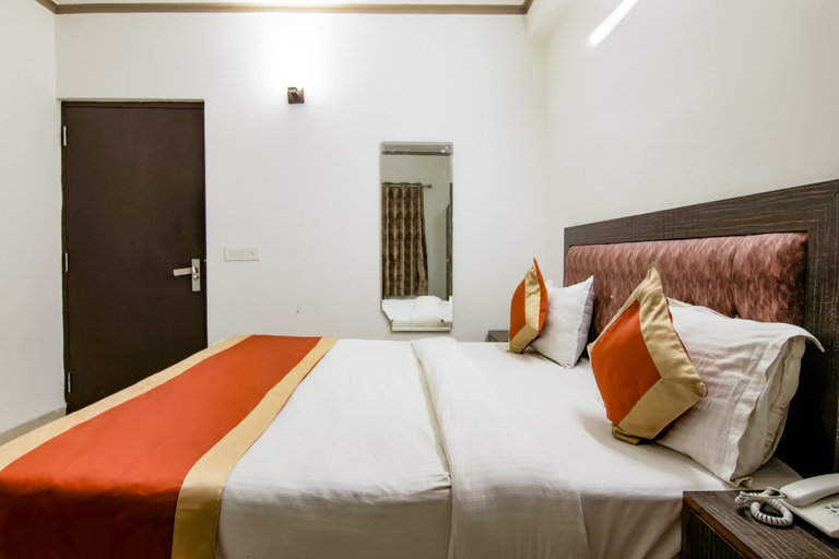 Bedroom 3, Hotel Dolphin Near IGI Airport, Delhi
