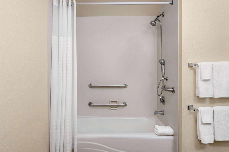 Bathroom 4, Baymont By Wyndham Daytona Beach/Intl Speedway, Volusia