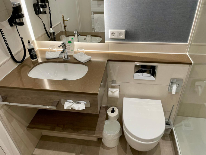 Bathroom 2, Kurhaus Hotel, Nordfriesland