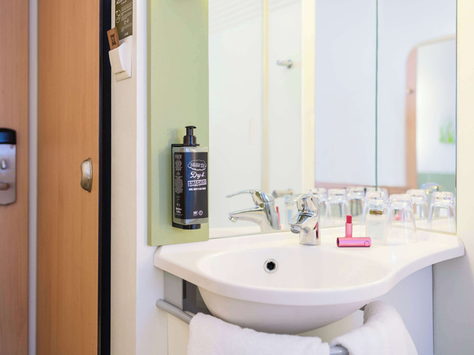 Bathroom 18