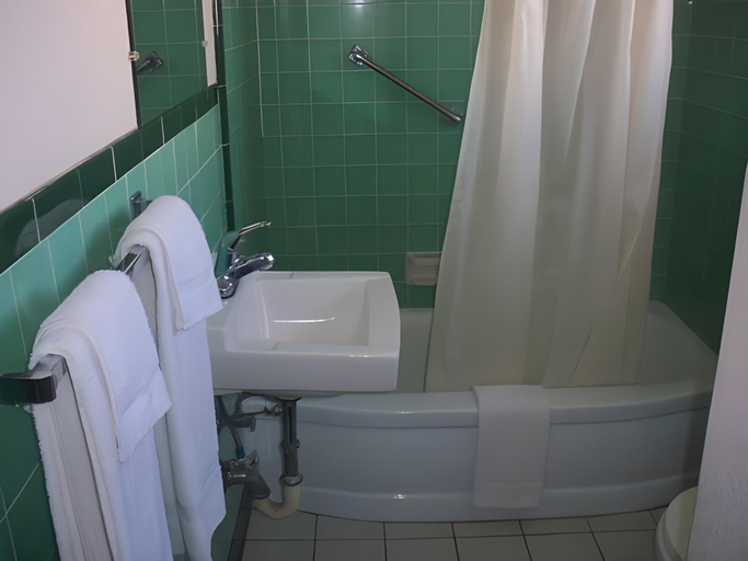 Bathroom 4, Deluxe Inn Of Roswell, Chaves