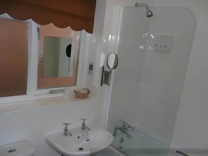 Bathroom 2, The Lismore, Oxfordshire