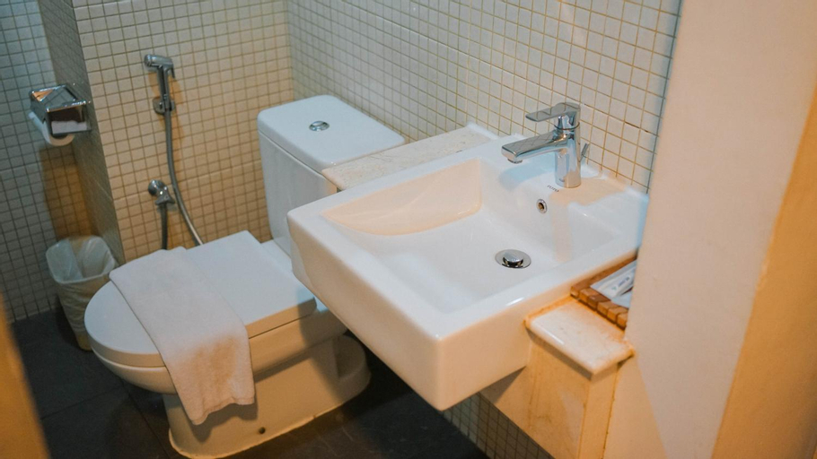 Bathroom 13