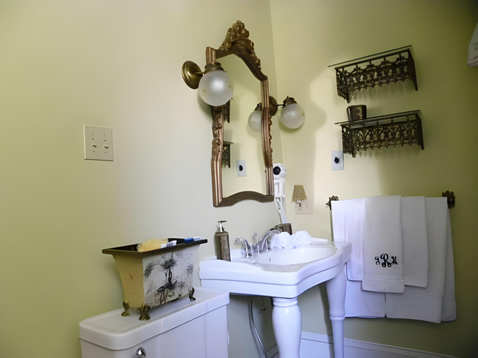 Bathroom 2, Fitzroy Hall, Queens