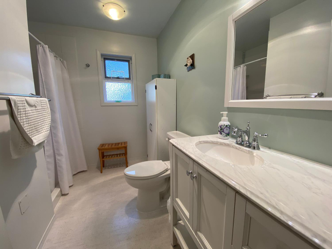 Bathroom, Crown House B&B, Cowichan Valley