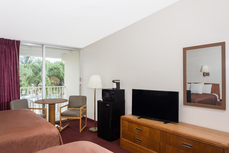 Bedroom 3, Howard Johnson by Wyndham Vero Beach / Downtown, Indian River