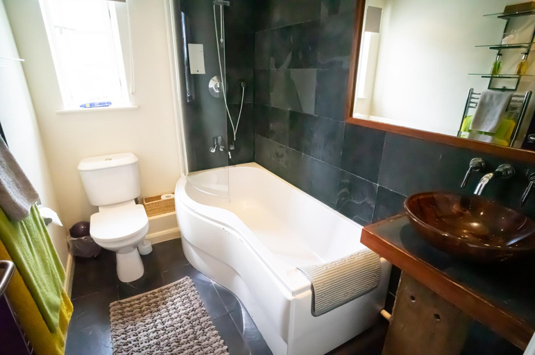 Bathroom 2, The Royal Forester Country Inn, Worcestershire