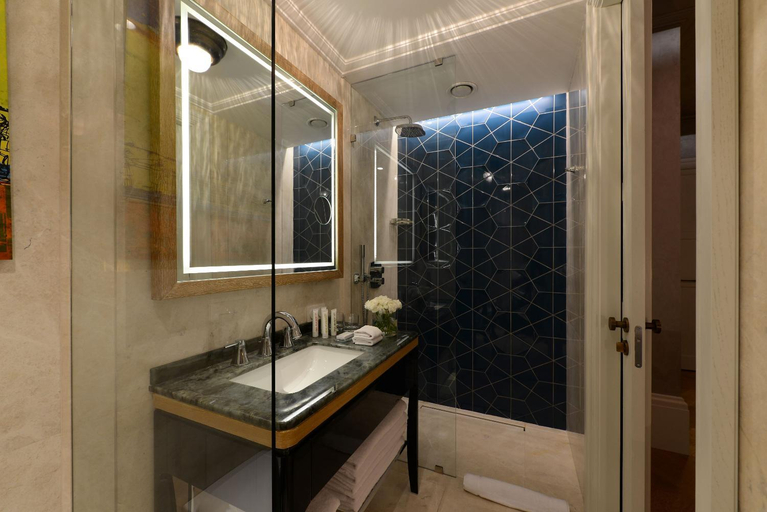 Bathroom 4, 10 Karakoy Istanbul, Beyoğlu