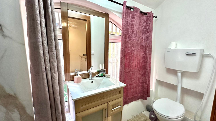 Bathroom 3, Salamandra Guest House מקלט פרטי
