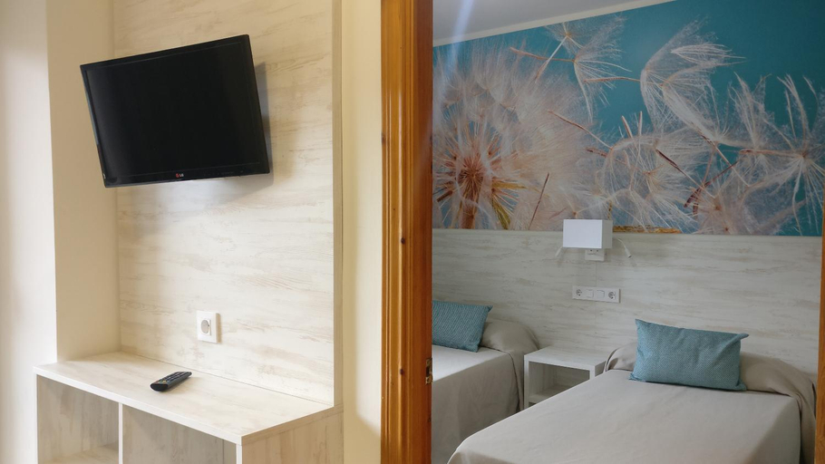 Bedroom 2, Aparthotel Las Mariposas, Girona